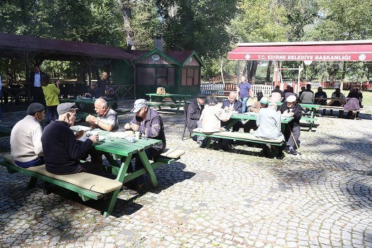 Edirne Huzurevi sakinleri mangal partisinde buluştu