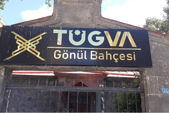 İyi Partili Bahşi'den tarihi binadaki TÜGVA tabelasına tepki