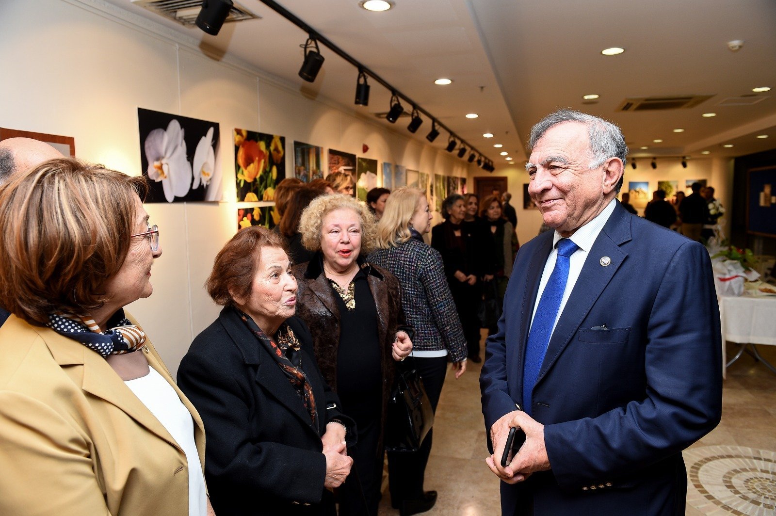 Akay'dan sanata ve sanatçıya destek