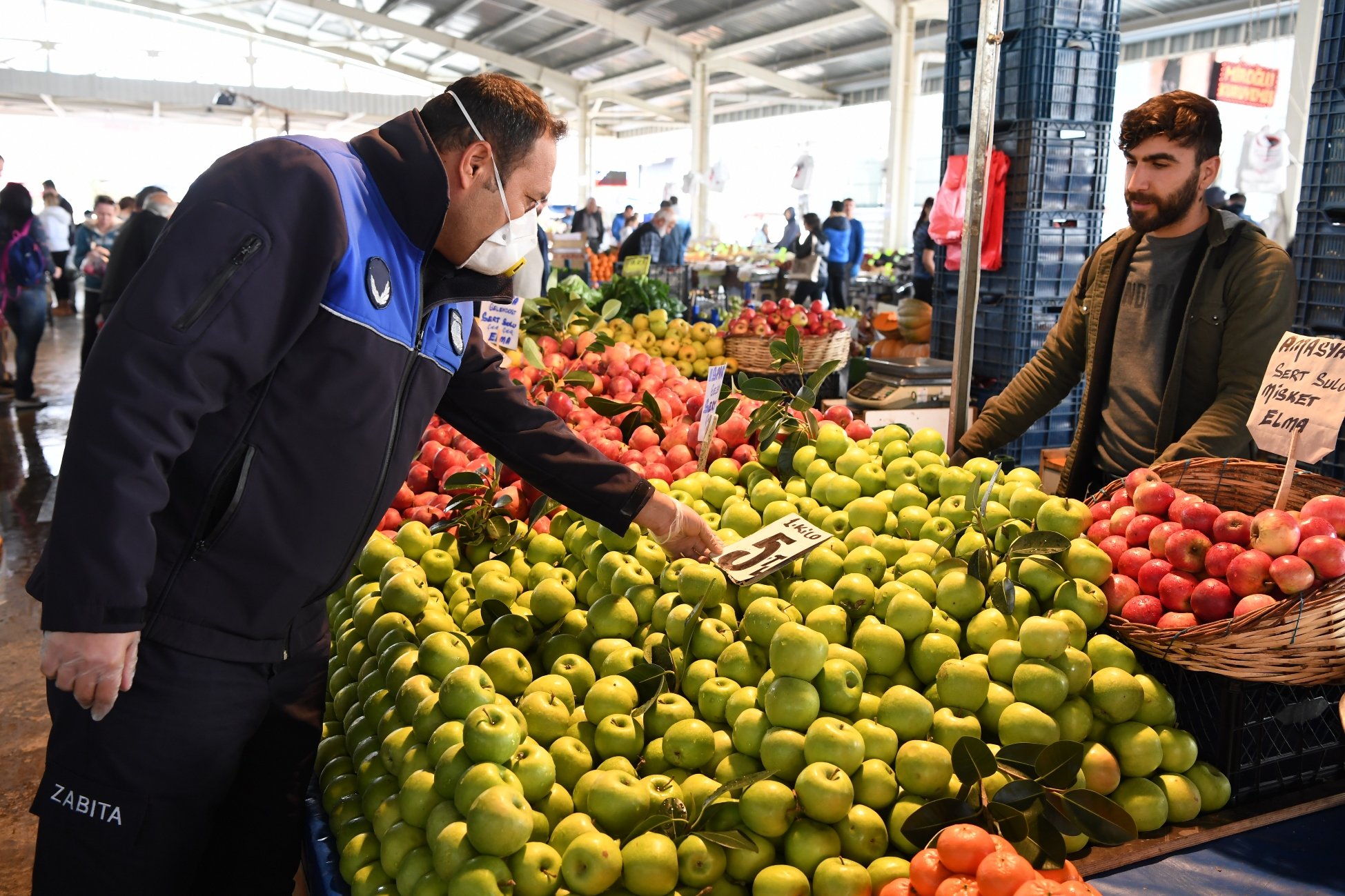 Pazarlar dezenfekte ediliyor; esnaf denetleniyor