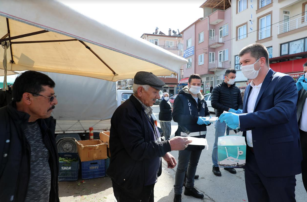 Burdur Belediyesi Salı Pazarı'nda maske dağıttı