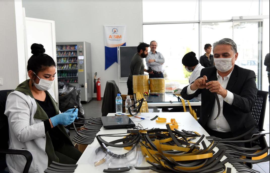 Muratpaşa 13 bin 850 siperlikli maske dağıttı