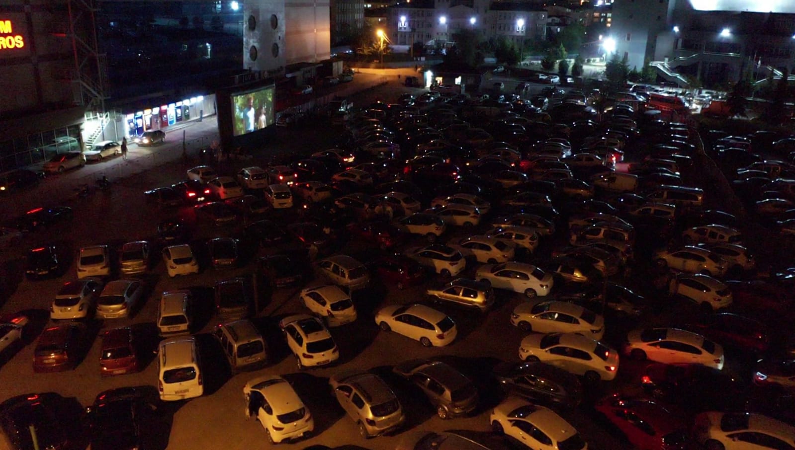 İzmit'te korona günlerinde arabalı sinema keyfi