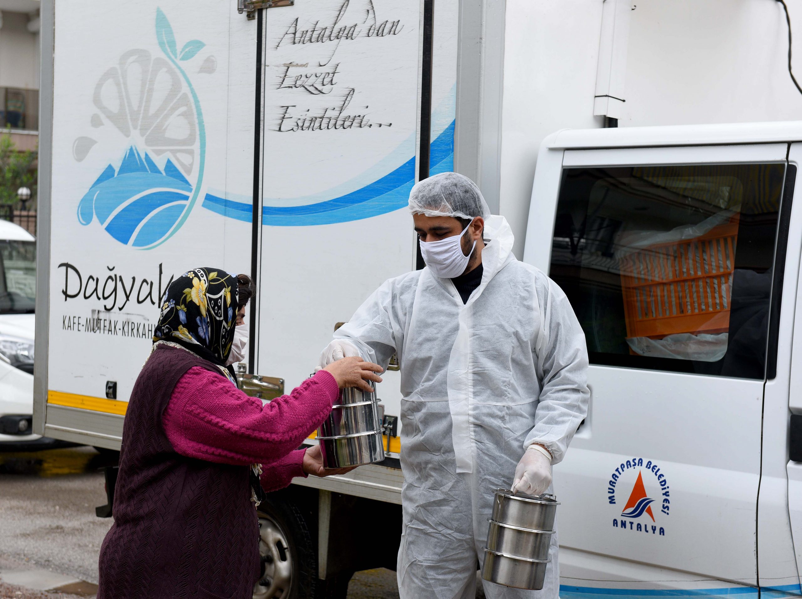Her gün 3 bin 100 kişiye iftarlık yemek