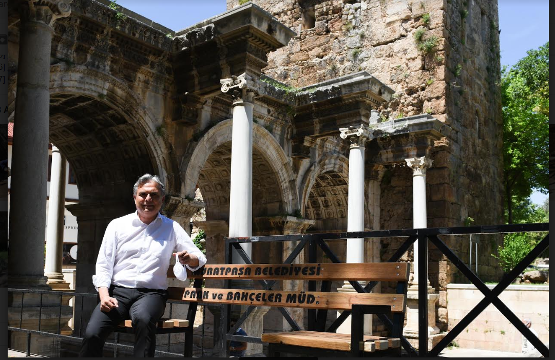 Antalya'da sosyal mesafe bankları