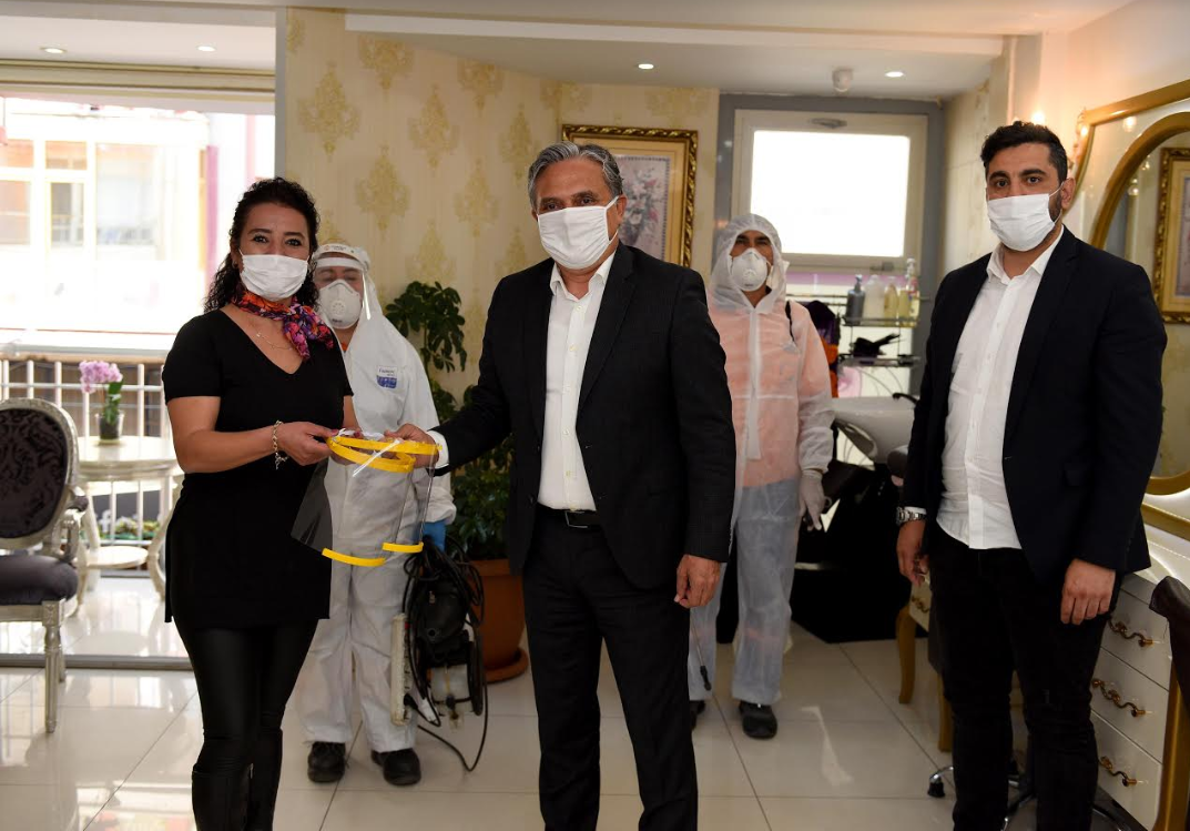 Berber ve kuaförlere yüz koruyucu maske