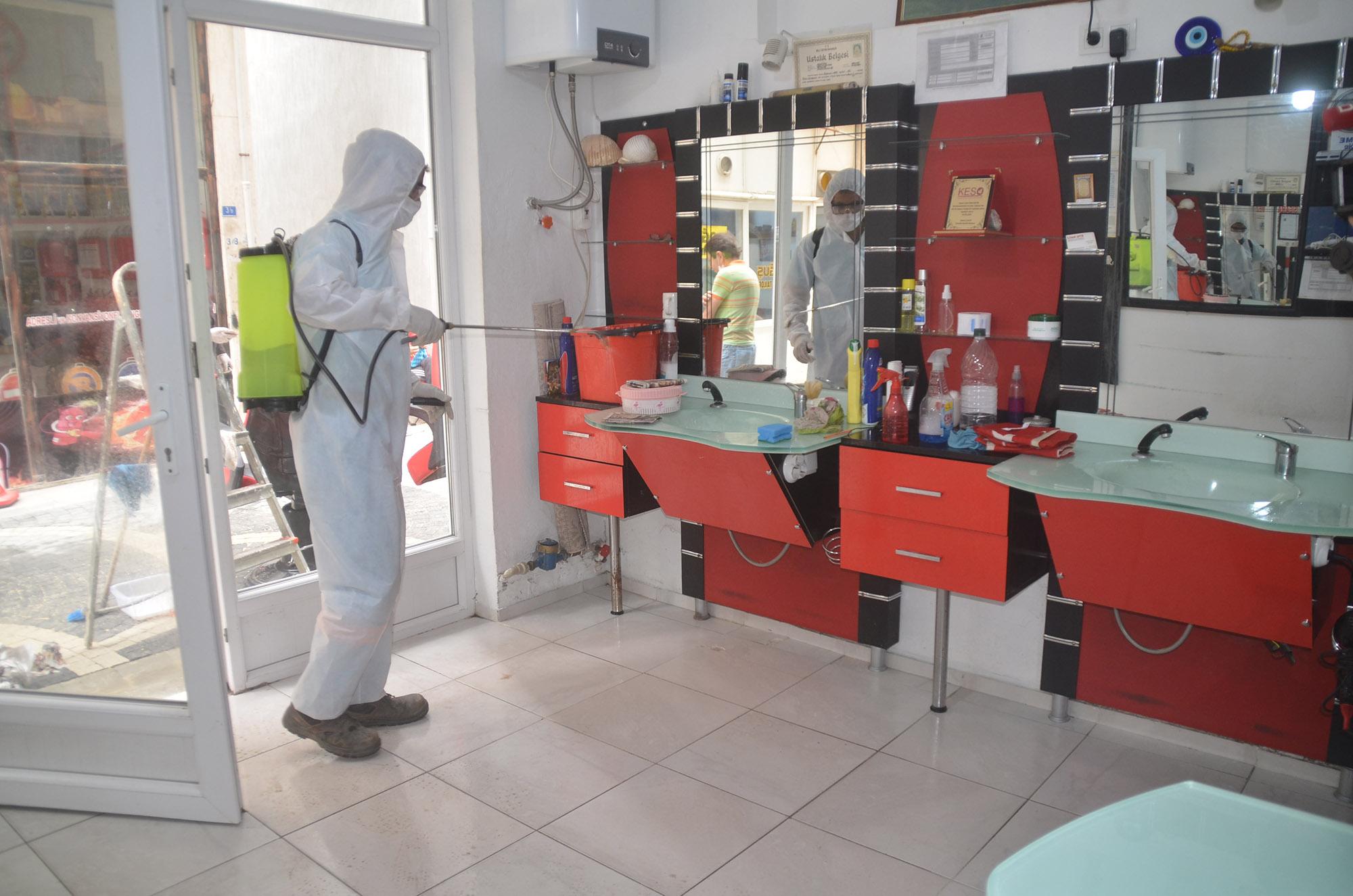 Kuşadası Belediyesi'nden berber ve kuaförlere hijyen desteği