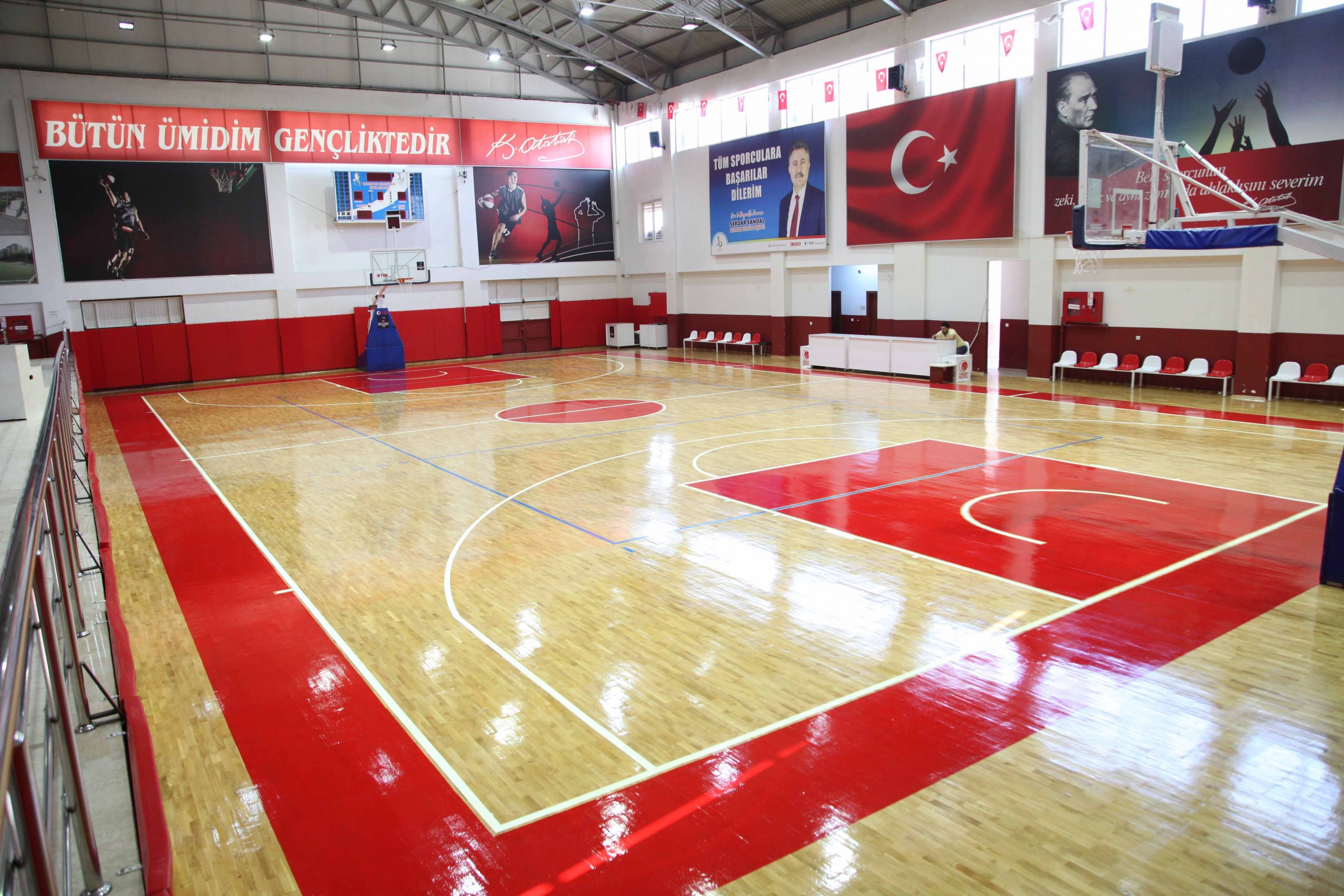 Bayraklı Belediyesi spor tesislerini yeniledi