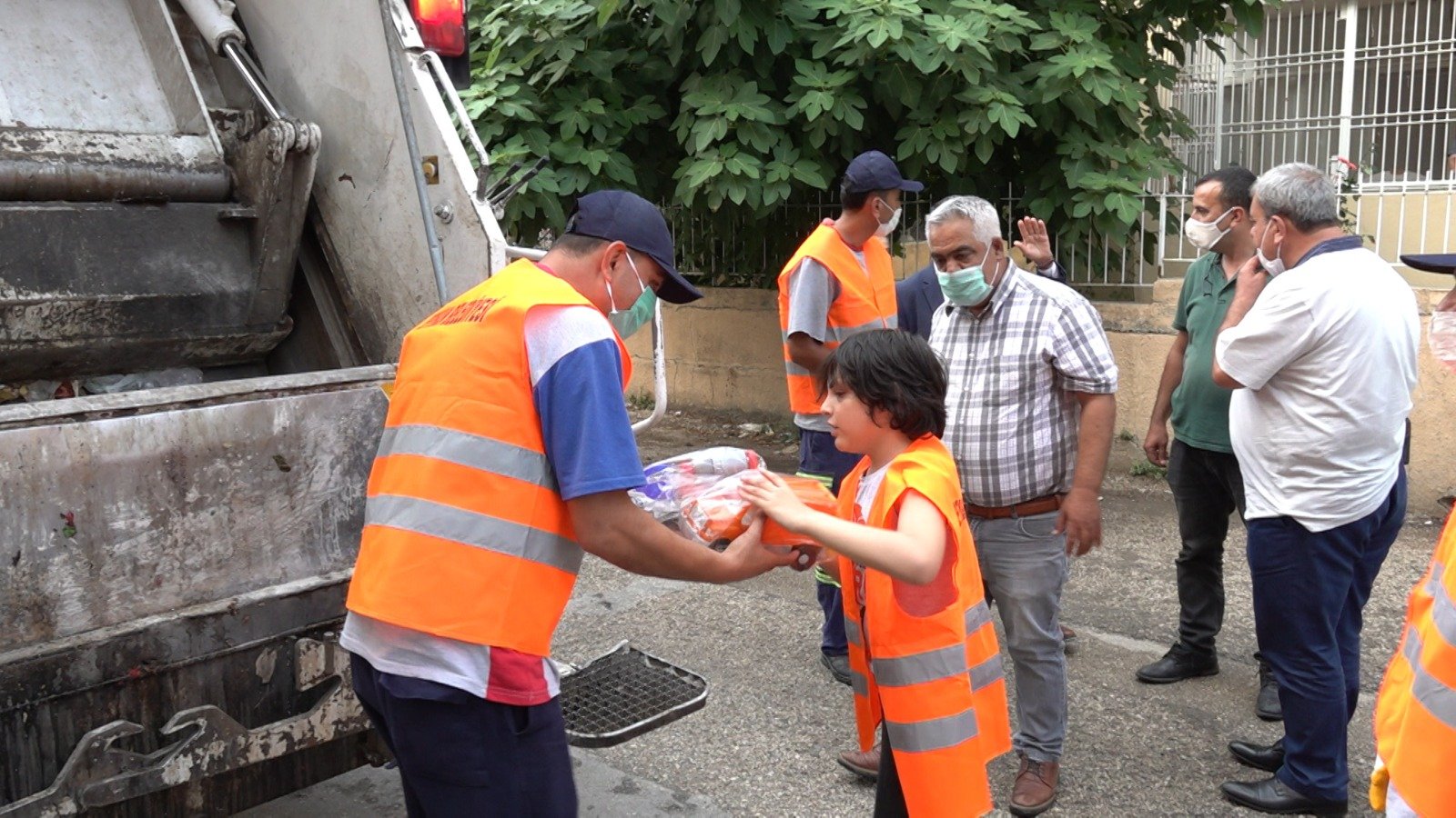 Temizlik işleri ekibinden Selçuk'a 'Özel' ilgi