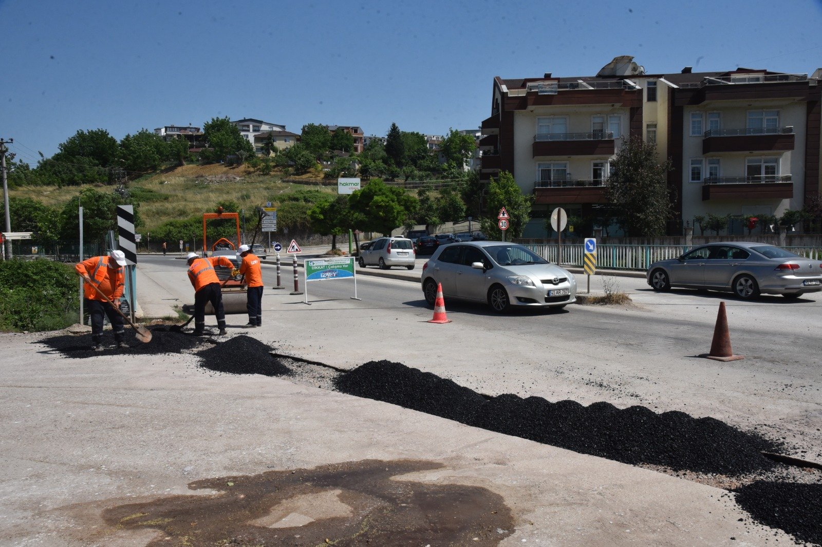 İzmit Belediyesi'nden Yeşilova Caddesi'ne 77 ton asfalt