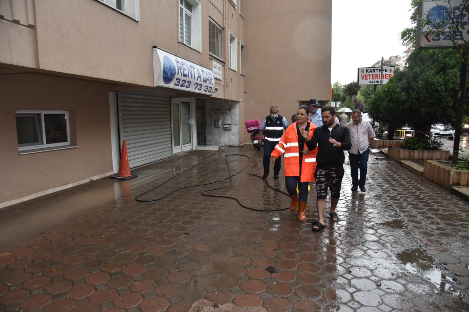 İzmit Belediyesi sağanak sonrası tüm ekipleriyle sahaya indi