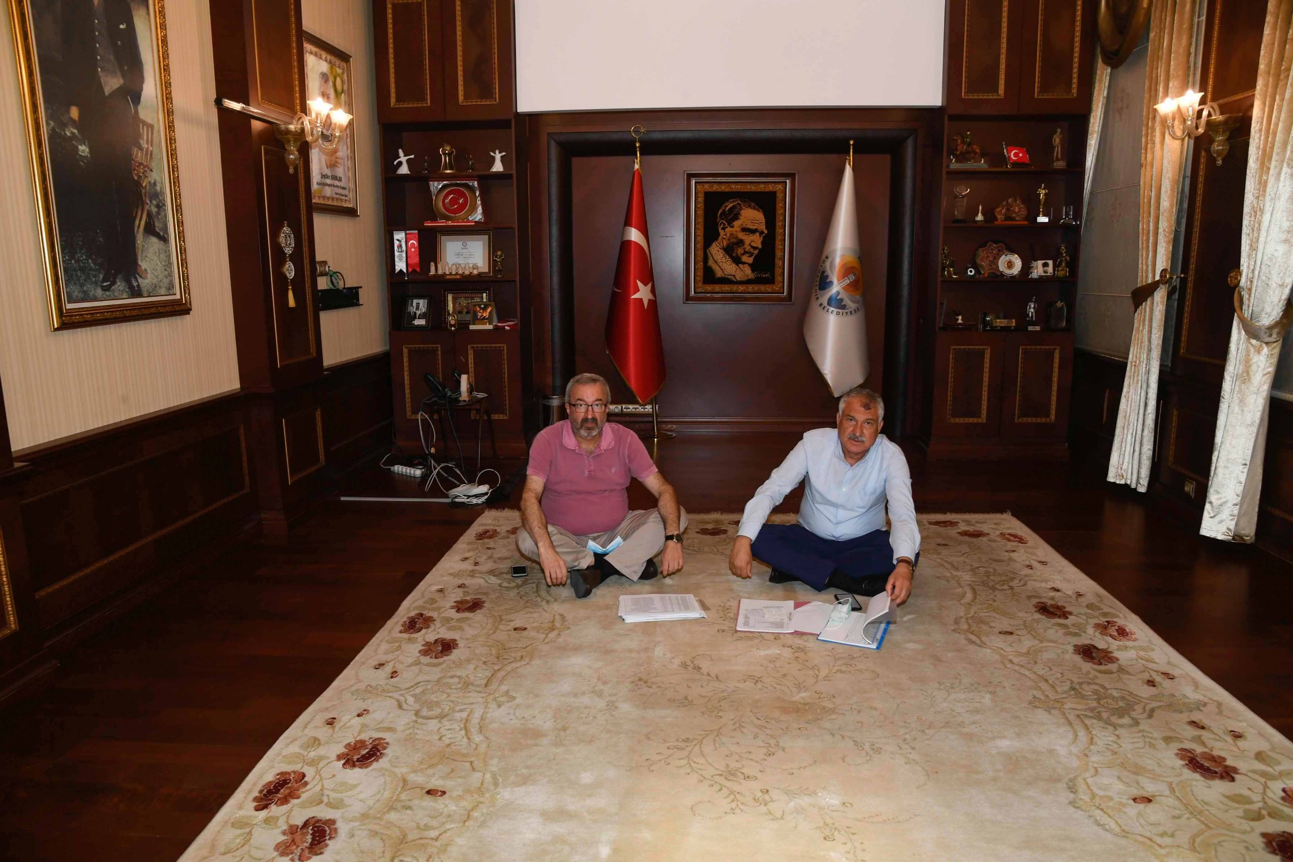 '2 buçuk milyon Adanalının makamına haciz!'