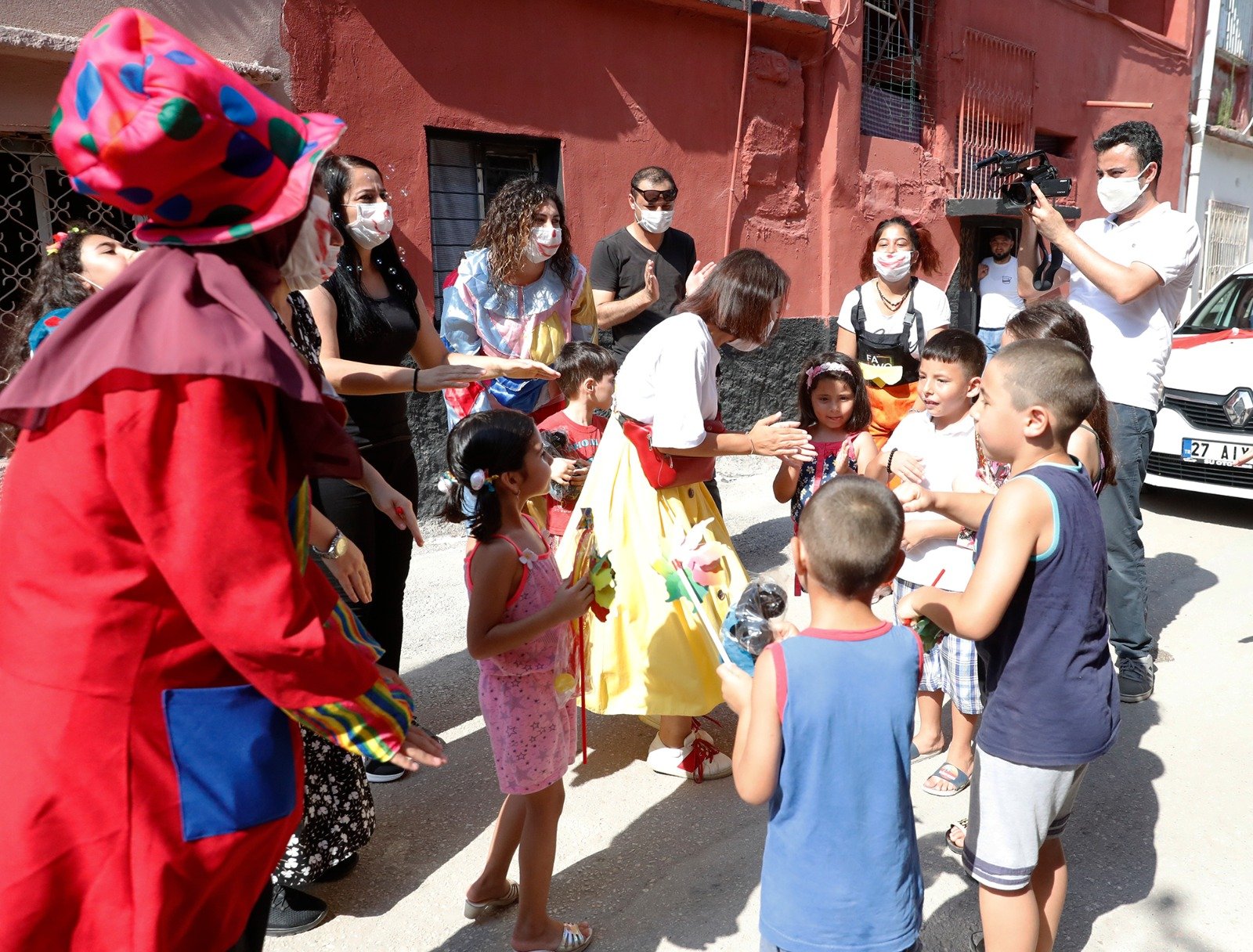 Seyhanlı çocuklara erken bayram kutlaması
