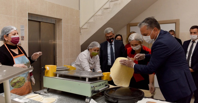 Başkan Uysal, kadınlarla erişte hazırladı