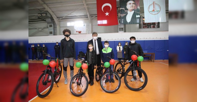 Karşıyaka’da atık metal kutuyu getiren gençler bisikleti götürdü