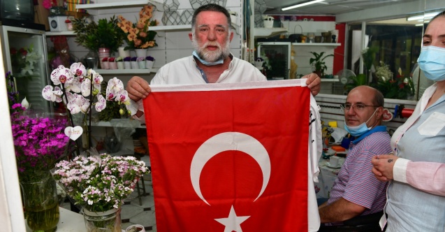 Çiğlili esnafın bayrakları belediyeden