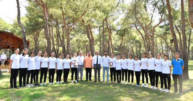 Başkan Esen şampiyon hentbolcularla buluştu