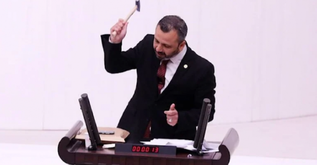 CHP’li vekilden Sansür Yasası'na çekiçli protesto!