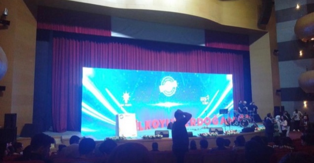 "İzmir'de öğrenciler yalan dolanla parti propagandasına götürülüyor"