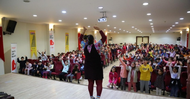 Bayraklılı çocuklar tiyatroyu sevdi