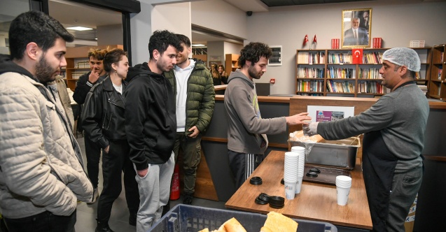 Adana'da Büyükşehir final haftasında öğrencinin yanında