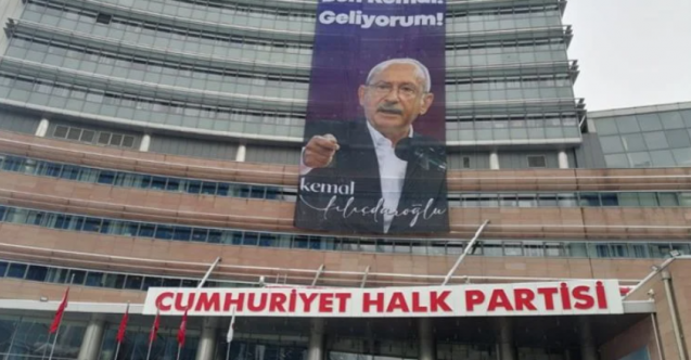 CHP Genel Merkezi'ne dikkat çeken pankart