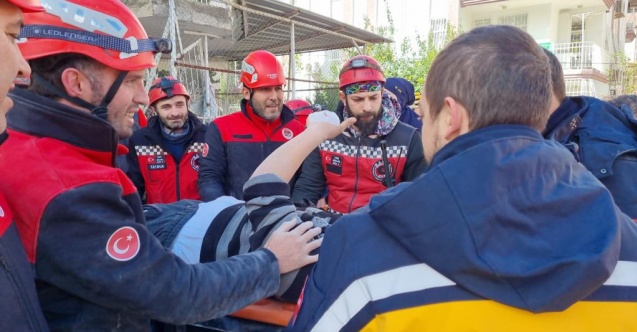Kartal’dan giden arama-kurtarma ekibi enkazdan 4 kişiyi sağ çıkardı