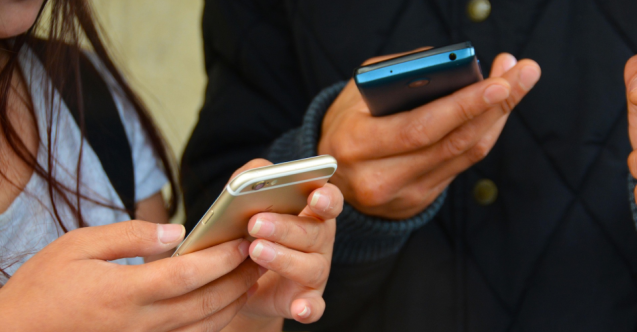 Bakan, öğrencilere vergisiz telefonun detaylarını anlattı