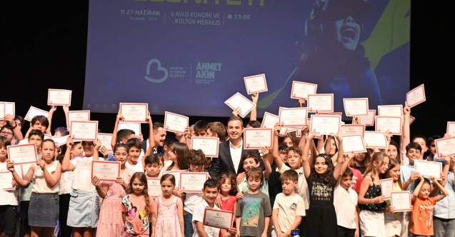 Ahmet Akın, geleceğin teknoloji liderlerine sertifikalarını verdi