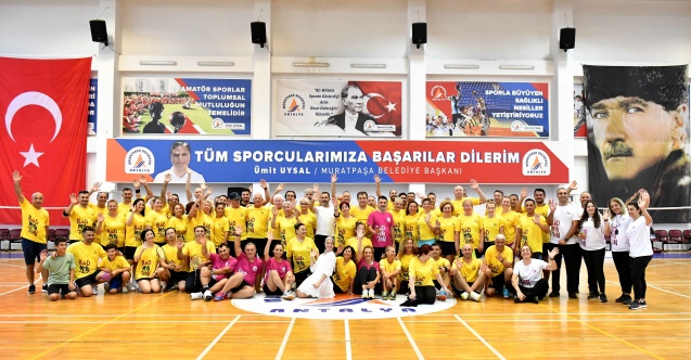 Muratpaşa Belediyesi'nden, 'Veteranlar Badminton Şenliği'