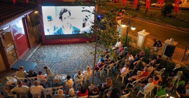 Beyoğlu'nda emekliler açık hava film gösterimi ile nostalji yaptı