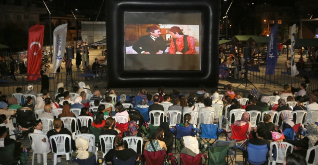 Küçükçekmece'de açık hava sinema günlerine yoğun ilgi