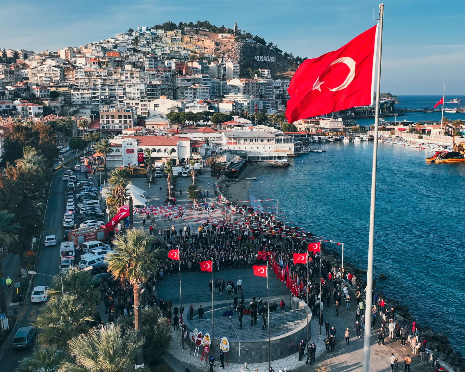 Kuşadası Ata'sını saygı ve özlemle andı