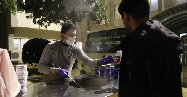 Antalya Büyükşehir'den final haftasında öğrencilere sıcak çorba ikramı