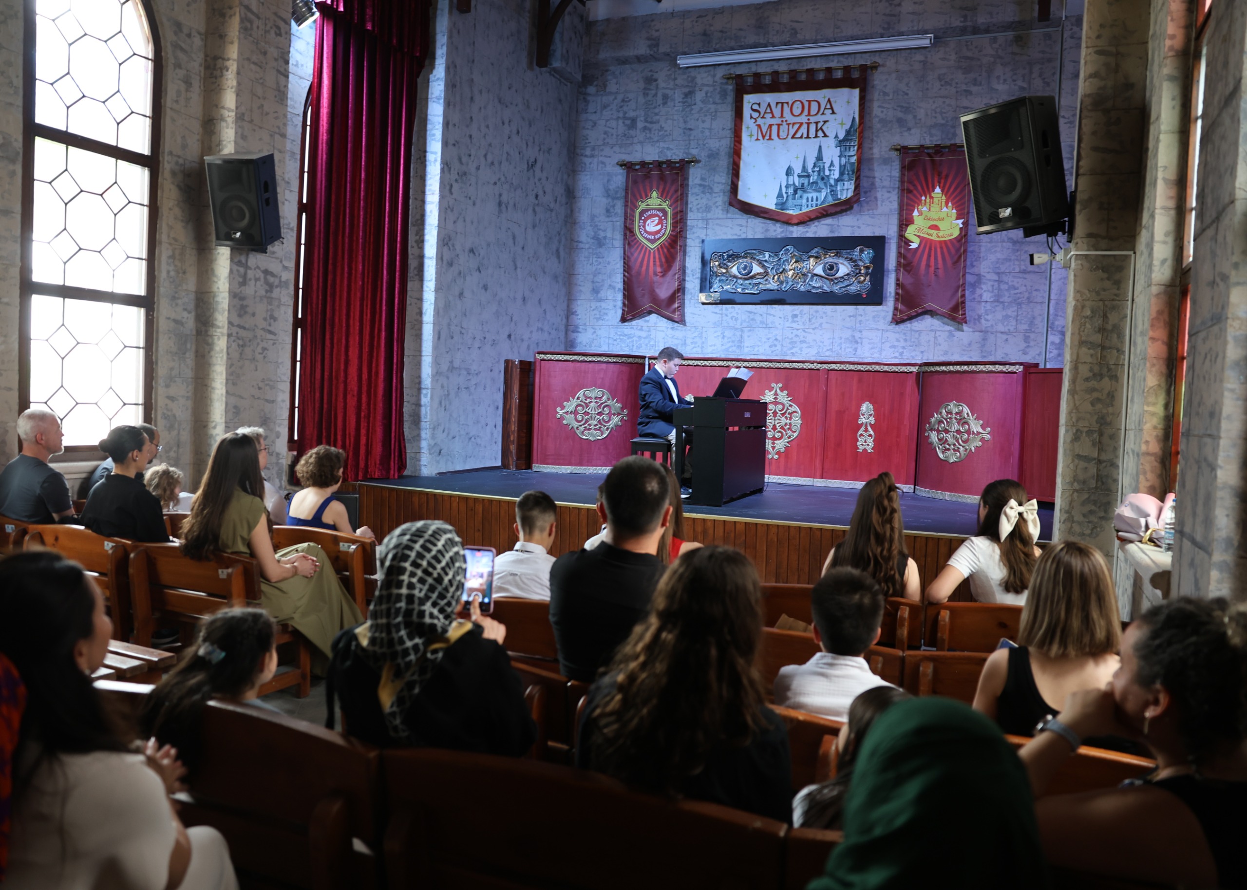 Şatoda konserler hız kesmeden devam ediyor