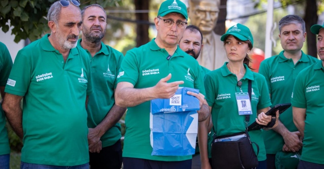 Cemil Tugay “Dönüşüme Evde Başla” projesi için QR kodlu poşet dağıttı