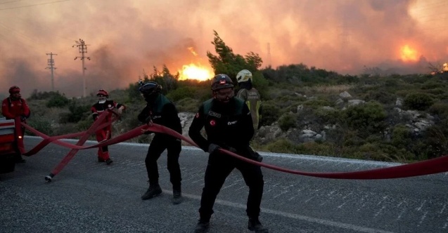 Çeşme’de yangınla mücadele sürüyor