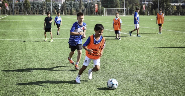 Başkentli minikler yaz tatilinde futbolla buluştu