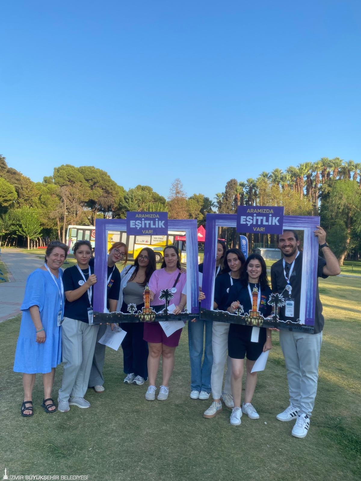 Çocuklar, gençler ve kadınlar İEF'nin tadını çıkarıyor