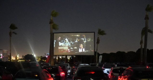 İzmir’de arabada film keyfi