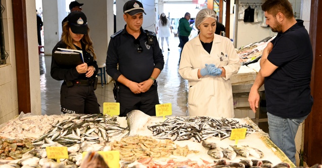 Kuşadası'nda balık tezgahları denetimden geçti