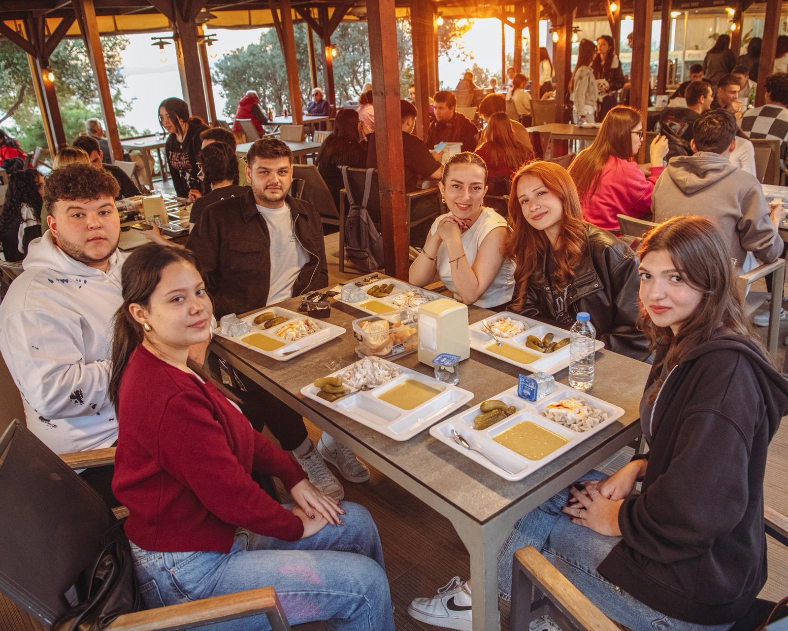 Kuşadası Belediyesi, bu yıl da sofrasını öğrencilerle paylaşıyor