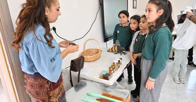 Manisalı Öğrenciler Arıların Önemini Öğreniyor