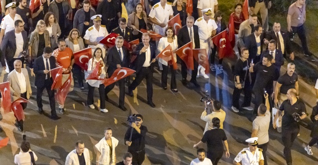 Vahap Seçer Bayrak Yürüyüşü'nde Mersinlilerle buluştu