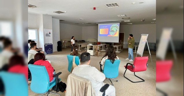 İzmir’de gençlere belediye çalışmaları hakkında eğitim