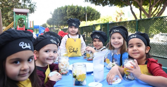 Minik eller Konyaaltı'nda turşu kurdu