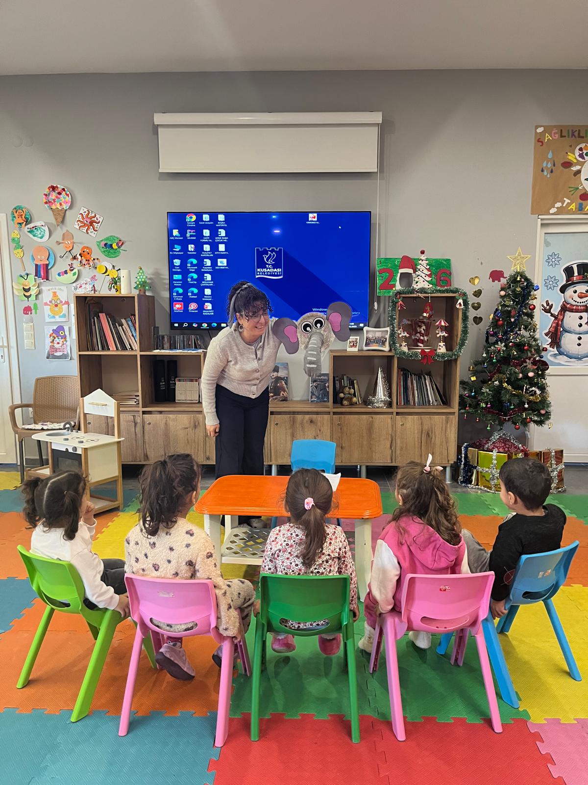 Kuşadası'nda çocuklar hem eğleniyor hem öğreniyor