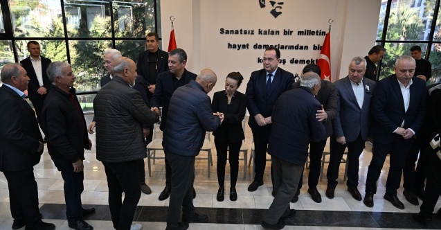 Özgür Özel, Manisa'da Gülşah Durbay’ın ailesiyle taziyeleri kabul etti