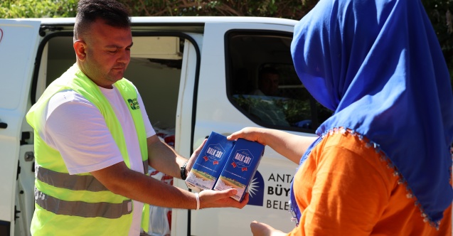 Antalya Büyükşehir’den çocuklara 773 bin 400 litre süt desteği