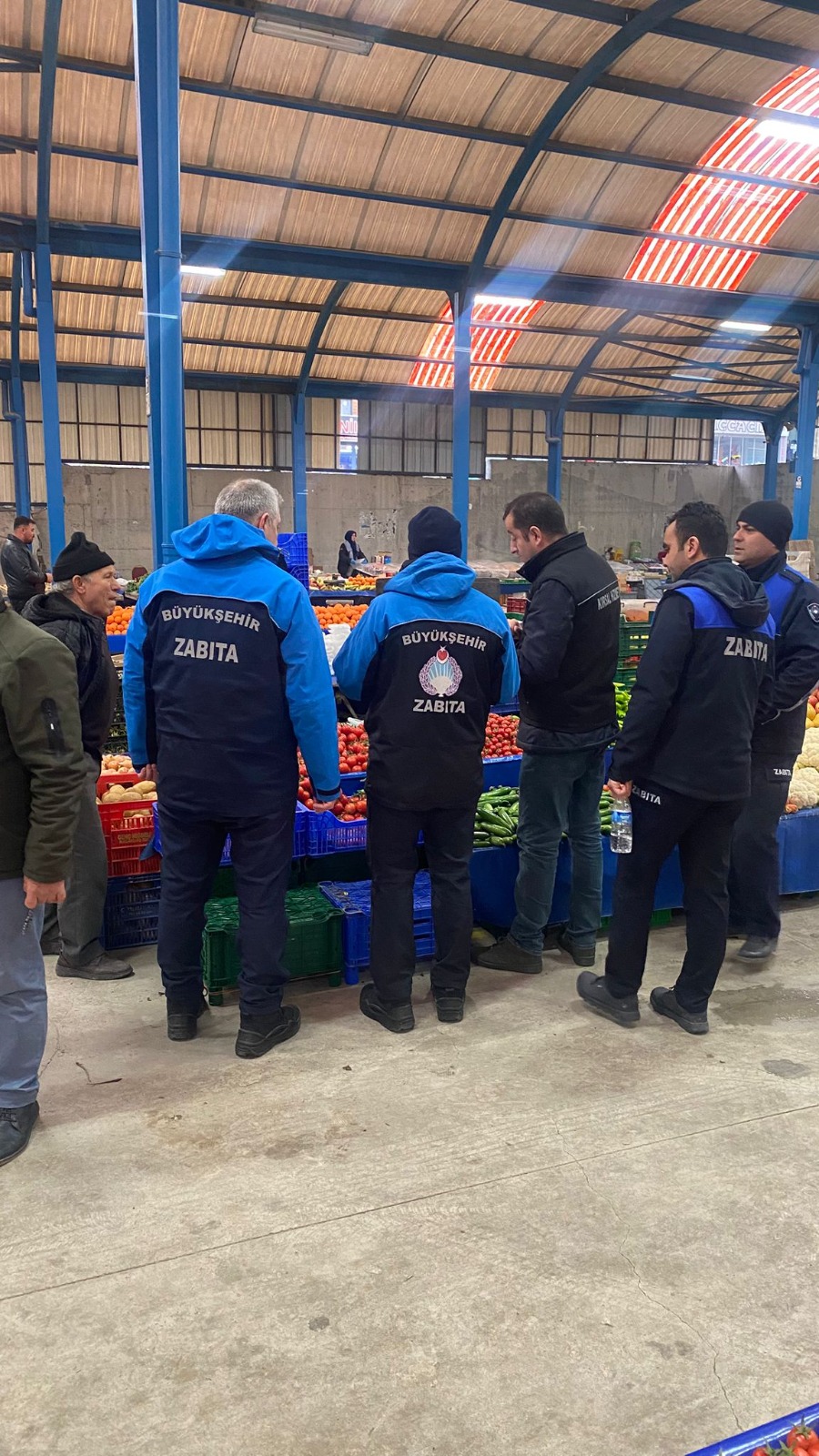 Balıkesir'de pazar yerlerini vatandaşın hizmetine uygun hale getiriyor